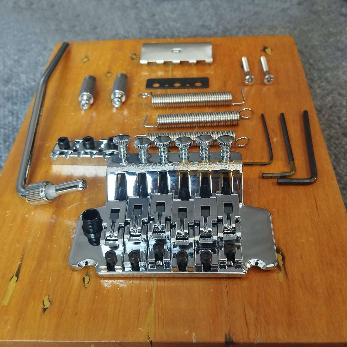 TREMOLO UP DOWN 6 STRING - BLACK/CHROME