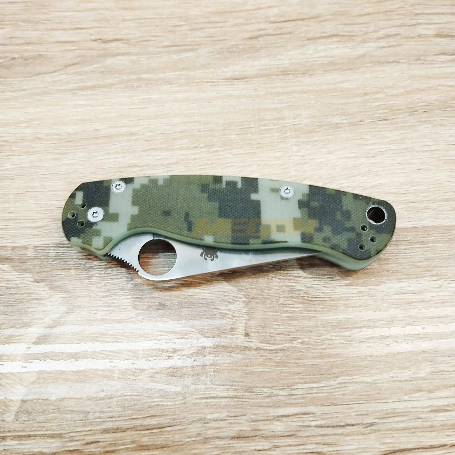 PISAU LIPAT SPYDERCO / PISAU OUTDOOR / PISAU SURVIVAL CAMO