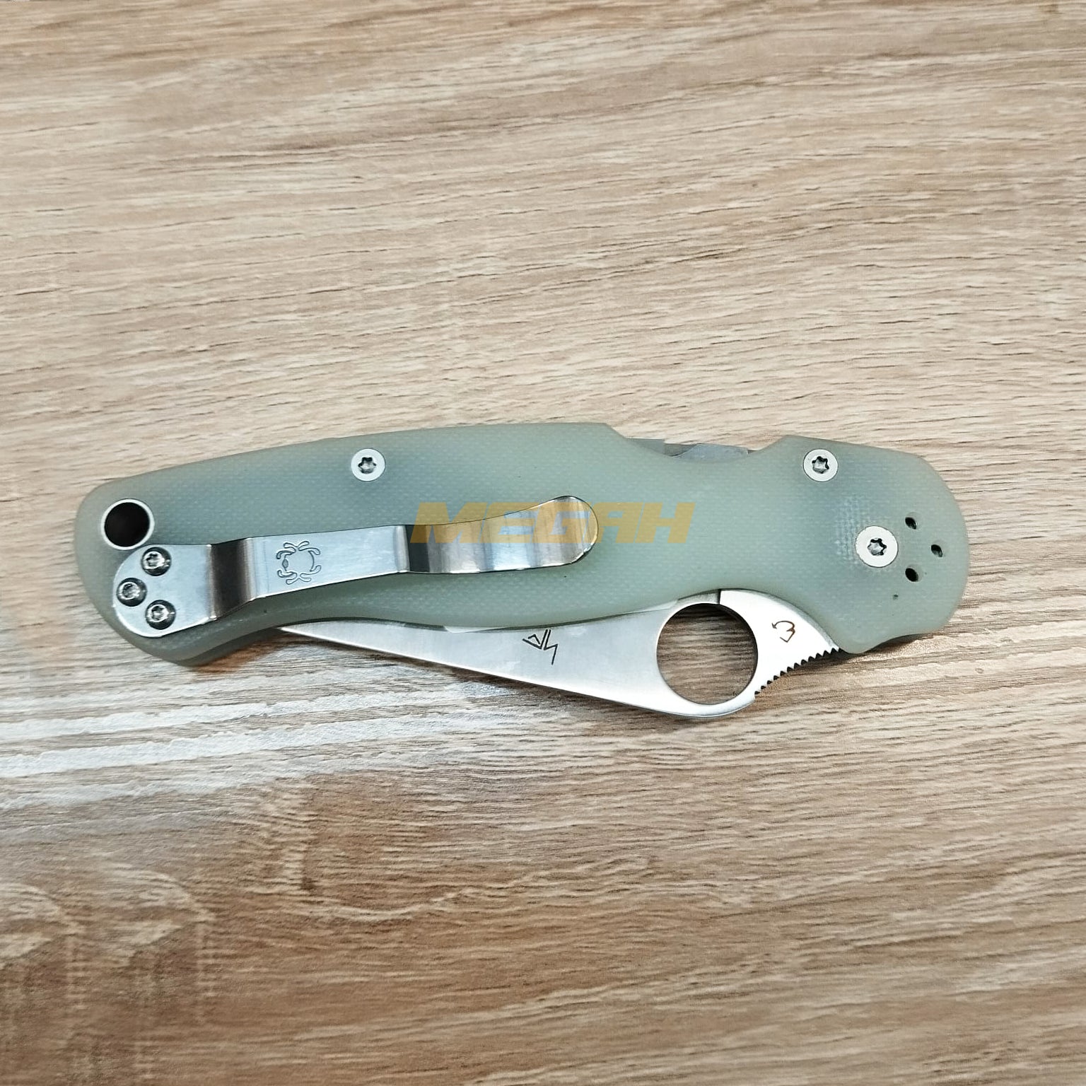PISAU LIPAT SPYDERCO / PISAU OUTDOOR / PISAU SURVIVAL LIGHT GREEN